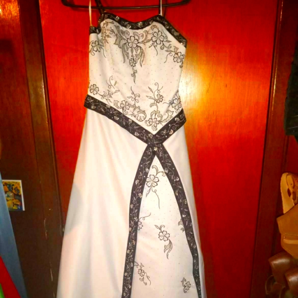 Riva design, black & white, size 4
